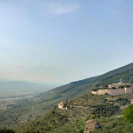 Il Castello Di Campello Кампелло-суль-Клитунно